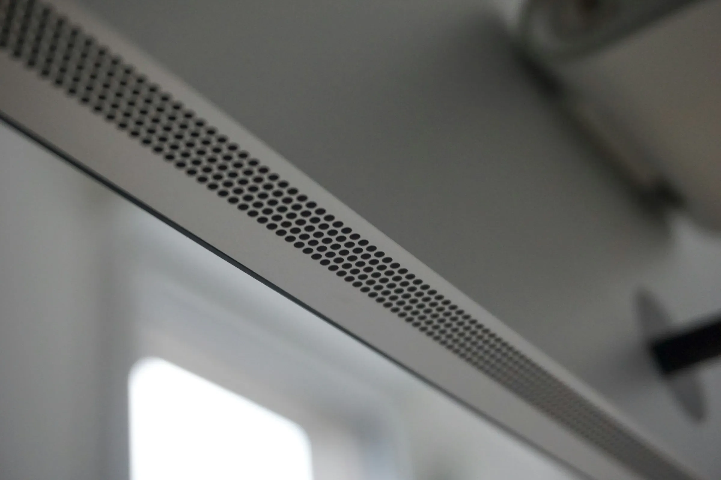 Pose d'un diffuseur linéaire au plafond, bureau