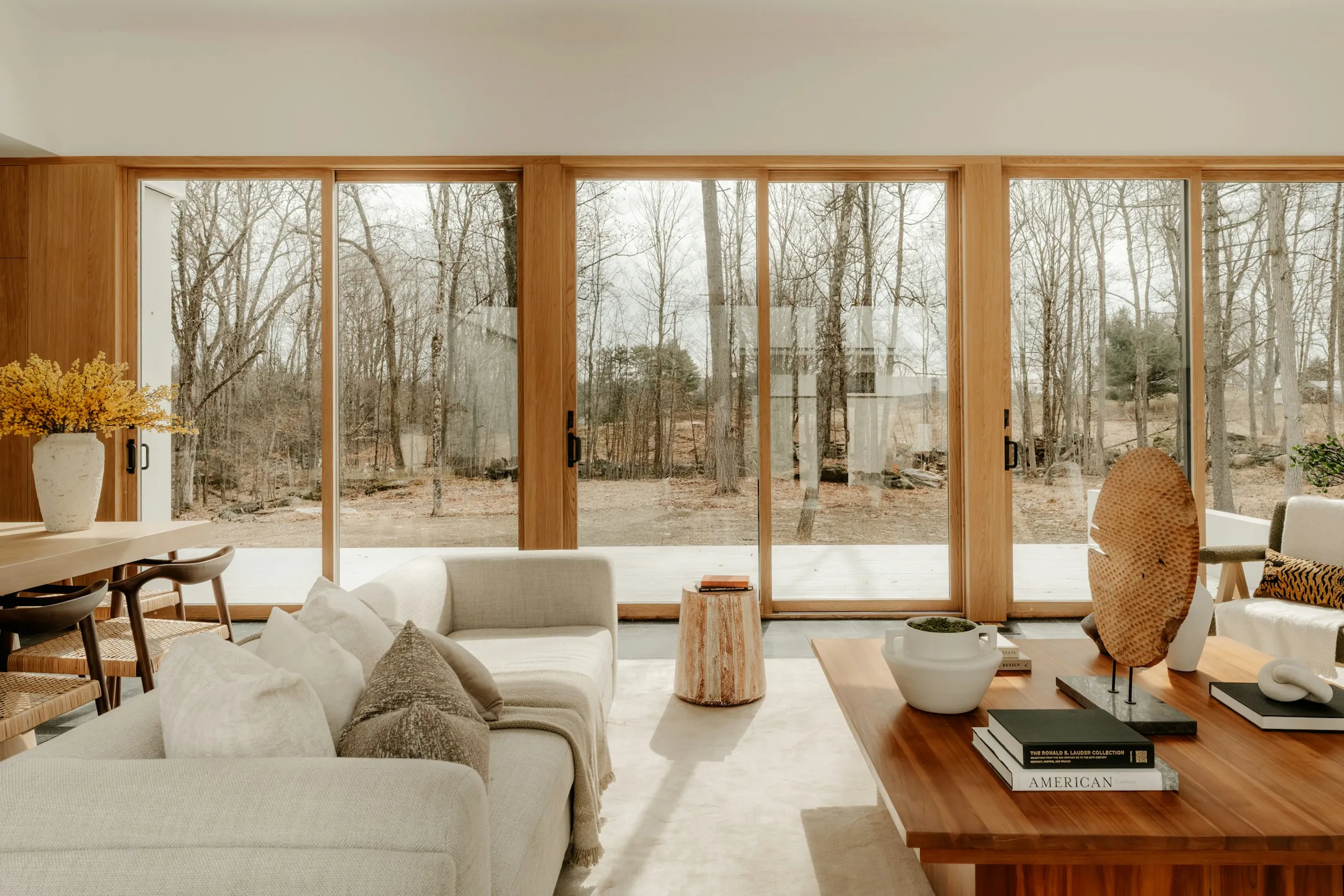 Confort d'été dans un séjour très vitré, maison contemporaine